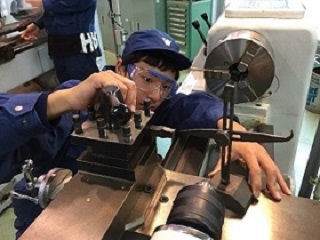 1年工作実習の様子（旋盤を使った切削加工）