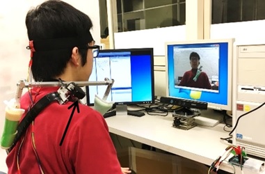 動作訓練システムを使って被験者の口動作と姿勢を計測する様子