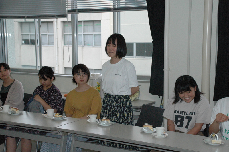新入生と在校生の談笑の様子