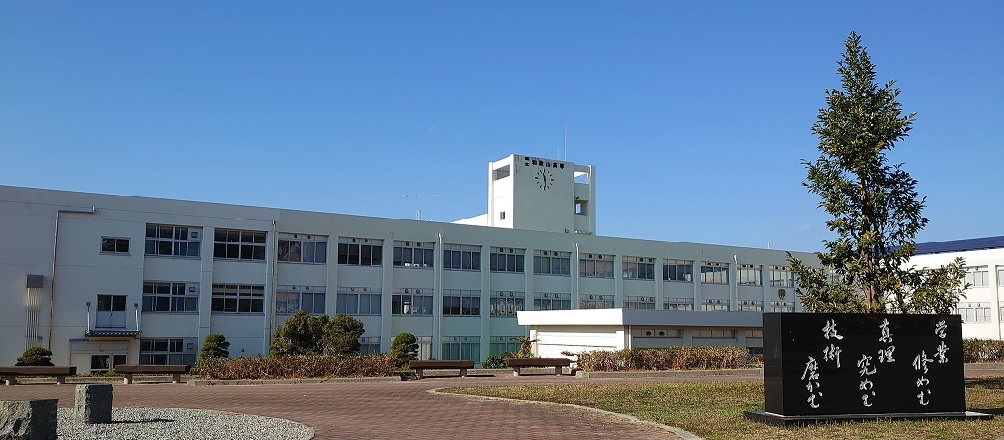 校舎（おがたまの木）