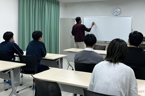 学生寮にて留学生による英語と母国語の講座開催