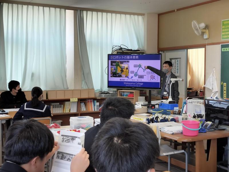 田市立保田中学校でプログラミングロボット開発の出前授業