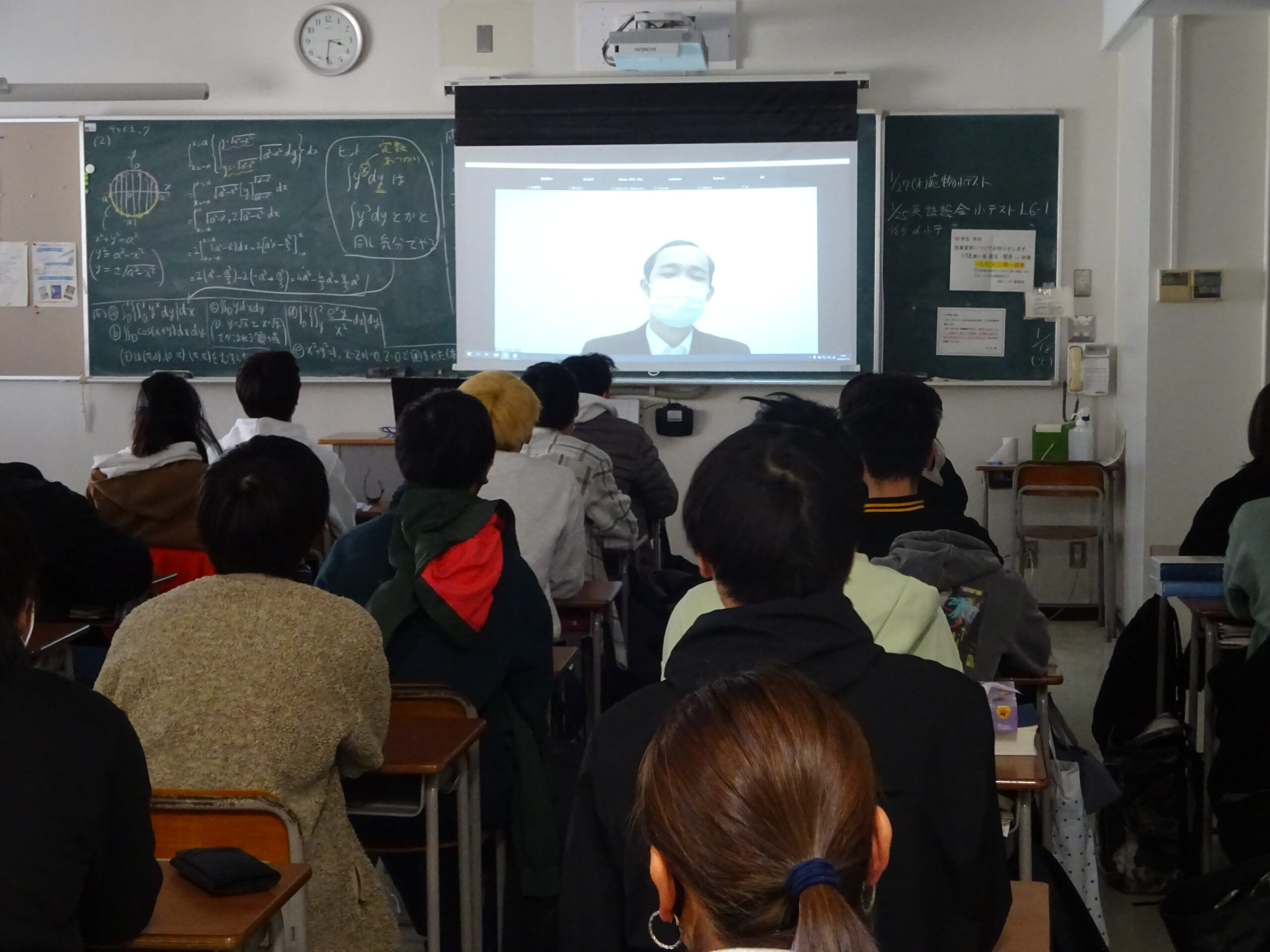 Zoom上で講演する津田氏と教室の様子